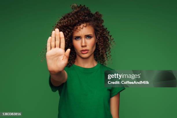 bella donna emotiva - segnale di stop foto e immagini stock