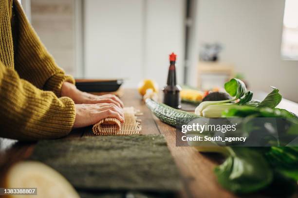 woman making sushi - maki sushi 個照片及圖片檔