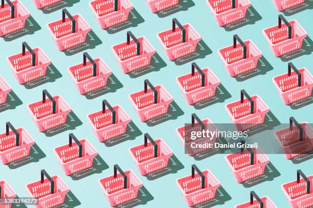 shopping carts - estudio de mercado fotografías e imágenes de stock