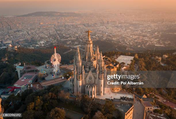 aerial view of sacred heart basilica on top of tibidabo near barcelona during sunset. - tibidabo 個照片及圖片檔