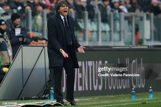 Juventus FC head coach Antonio Conte shouts to his players during the Serie A match between Juventus FC and AC Siena at Juventus Arena on February 5,...