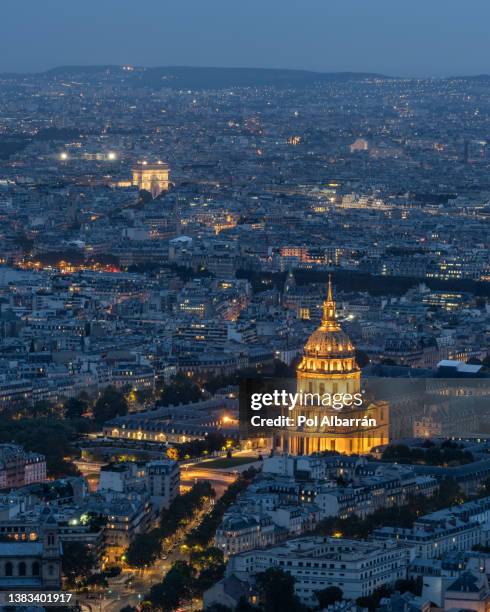 hôtel des invalides and arc de triomphe united. - stadtviertel quartier des invalides stock-fotos und bilder