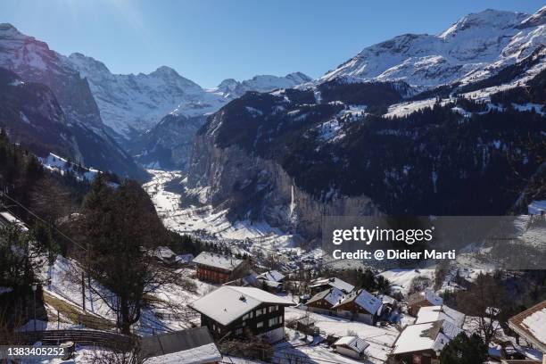 view of the lauterbrunnen village with the staubbach waterfall from wengen in the alps in switzerland - wengen fotografías e imágenes de stock