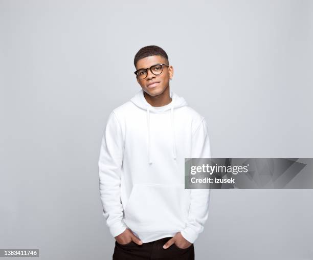 retrato de un joven simpático - camisa con capucha fotografías e imágenes de stock