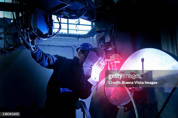 worker in a steel factory - siderurgicas fotografías e imágenes de stock
