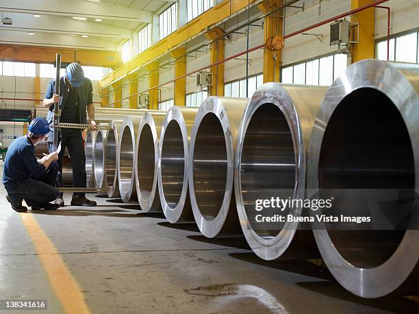 workers in a steel factory - indústria metalúrgica - fotografias e filmes do acervo