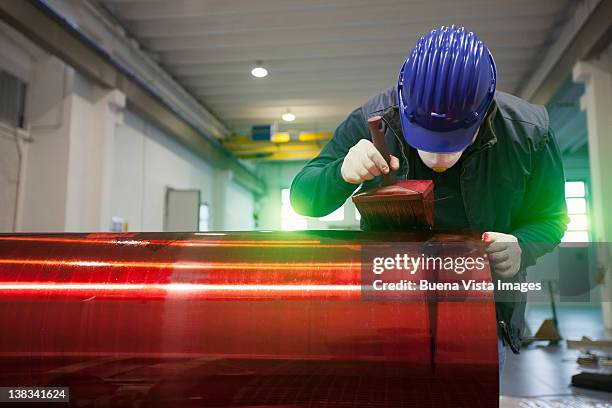 worker in a steel factory - tubo objeto manufaturado - fotografias e filmes do acervo