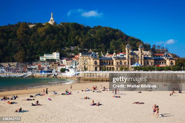 waterfront and playa de la concha beach - san sebastian stock-fotos und bilder