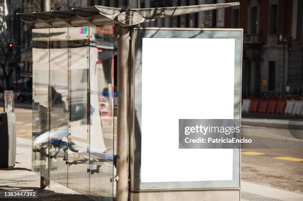 parada de autobús con póster en blanco - bus poster fotografías e imágenes de stock