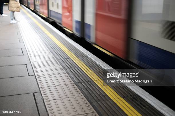 yellow line and london underground tunnel - underground london fotografías e imágenes de stock