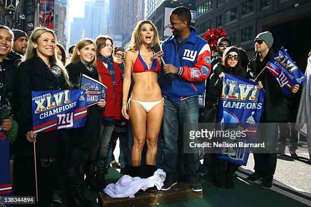 Extra" host Maria Menounos, an avid New England Patriots fan, makes good on her Super Bowl bet with her fellow show correspondent, Giants fan AJ...