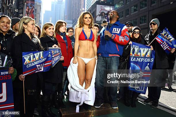 Extra" host Maria Menounos, an avid New England Patriots fan, makes good on her Super Bowl bet with her fellow show correspondent, Giants fan AJ...