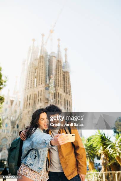 couple of tourists in barcelona - sagrarda familia stock pictures, royalty-free photos & images