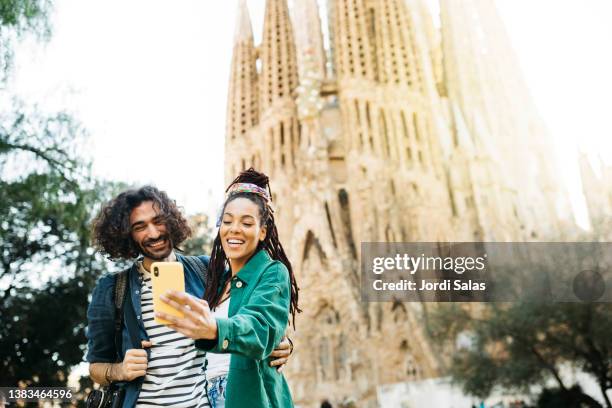 tourists taking pictures in barcelona - spanien urlaub stock-fotos und bilder