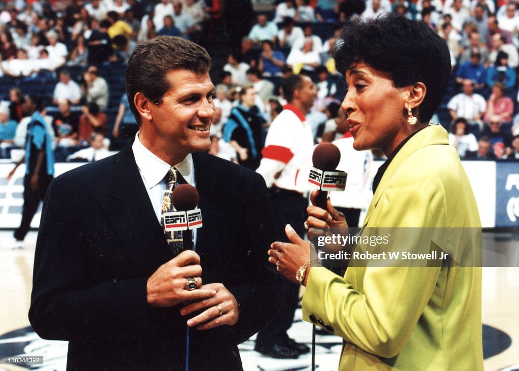 Geno Auriemma And Robin Roberts Pregame