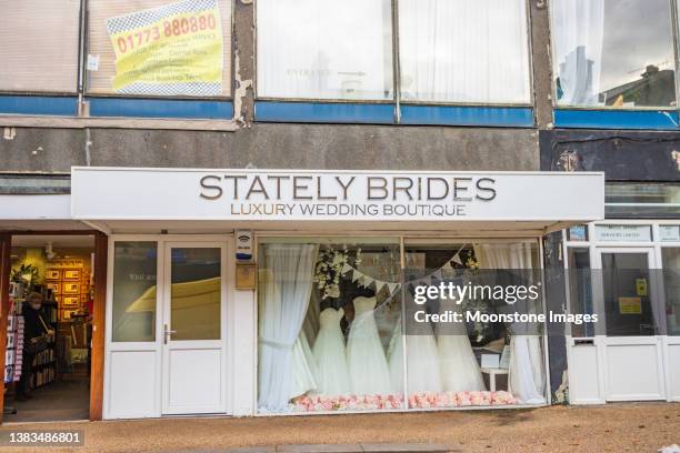 stately brides luxury wedding boutique at belper in derbyshire, england - bridal shop stock pictures, royalty-free photos & images