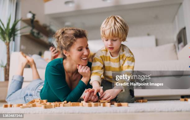 little boy playing with his mother at home. - モンテッソーリ教育 ストックフォトと画像