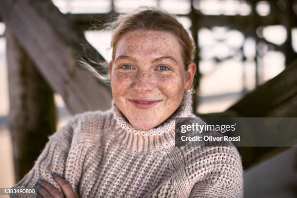 portrait of smiling young woman at wooden structure - tossing hair facing camera woman outdoors stock pictures, royalty-free photos & images