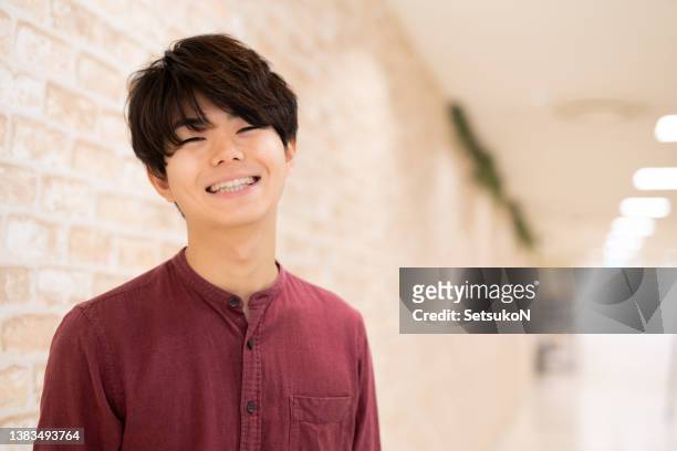 portrait of a young asian man, smiling - 20多歲 個照片及圖片檔