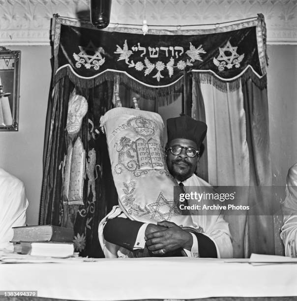 Turag Rabbi Holding Torah Scroll Photos et images de collection - Getty Images