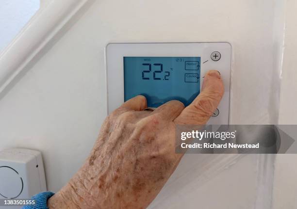 wireless thermostat control - caldo foto e immagini stock