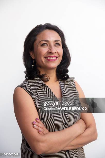 una atractiva mujer latina - mujeres de mediana edad fotografías e imágenes de stock