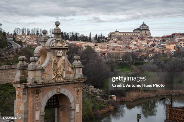 gateway to the city of toledo through the alcantara bridge. - provinz toledo stock-fotos und bilder