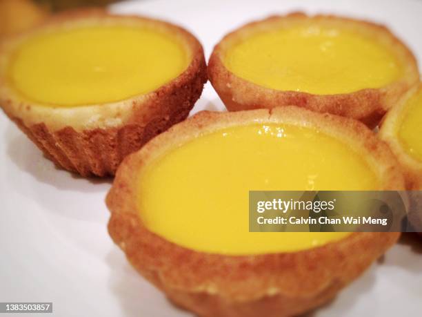 traditional hong kong egg tarts - egg tart stockfoto's en -beelden