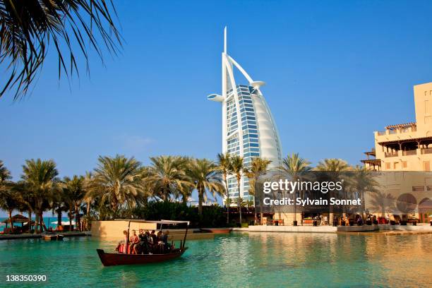 dubai, madinat jumeirah and the burj al arab hotel - dubai travel stock-fotos und bilder