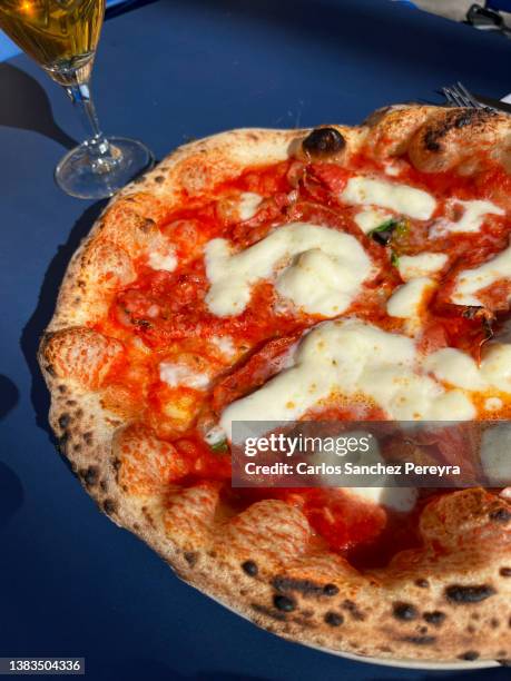 neapolitan pizza - cheese pizza stock-fotos und bilder