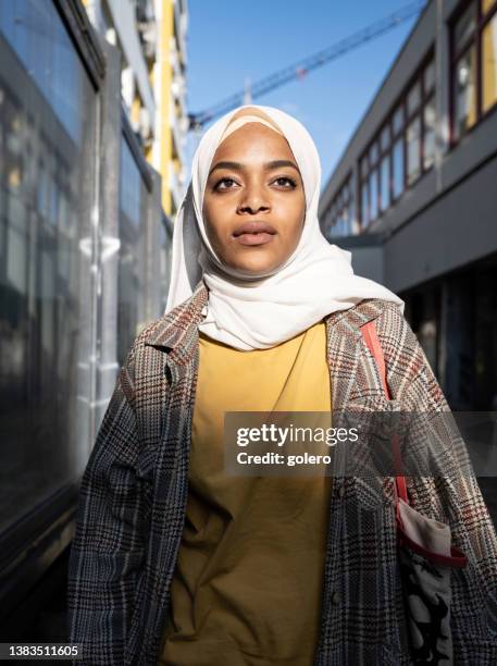 jovem com hijab andando ao ar livre em berlim kreuzberg - religious veil - fotografias e filmes do acervo