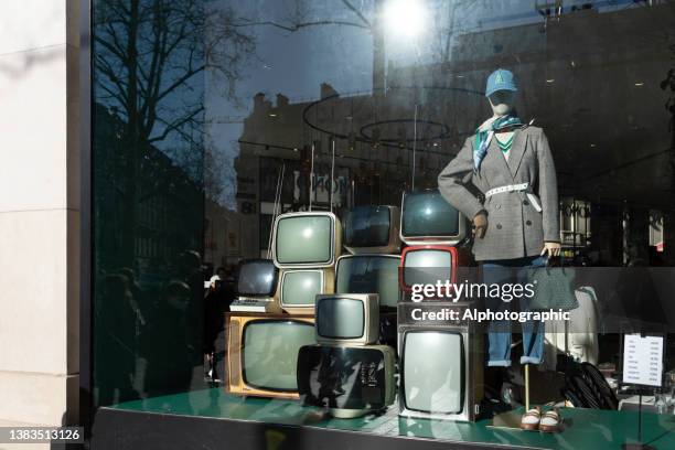 champs elysees in late afternoon sun - tv shop window stock pictures, royalty-free photos & images