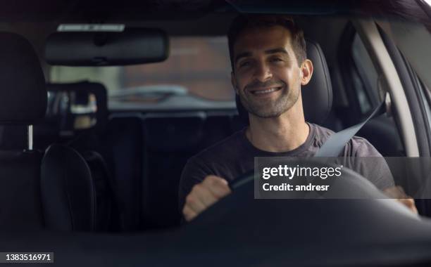 happy man driving a car - rijden stockfoto's en -beelden