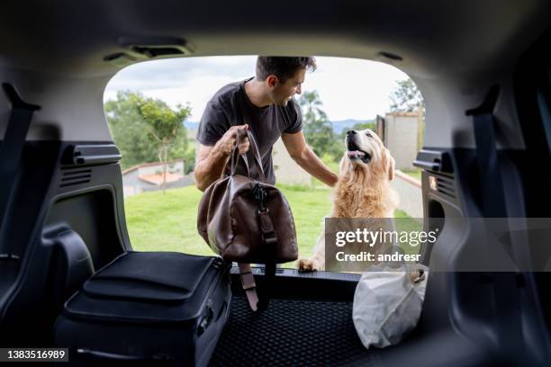 homem indo em uma viagem com seu cão - car trunk - fotografias e filmes do acervo