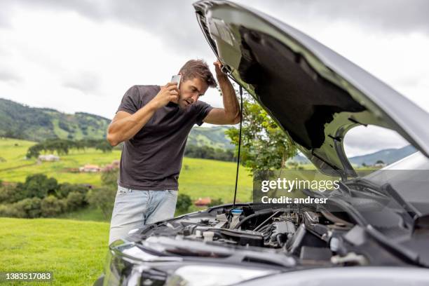 homem chamando seu seguro de carro depois de ter um veículo avarias na estrada - carro quebrado - fotografias e filmes do acervo
