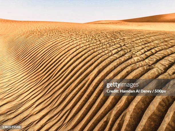 sand dunes in oman,scenic view of desert against sky - reading v oman stock-fotos und bilder