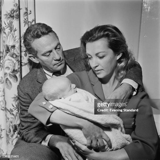 Australian actor Peter Finch with his wife, actress Yolande Turner and their son Charles Finch, UK, 25th August 1962.