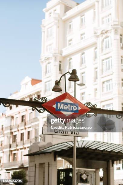 señal de metro de madrid - madrid gran via fotografías e imágenes de stock