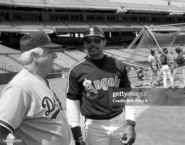 Reggie Jackson chats with Dodgers Manager Tommy Lasorda pregame of Los Angeles Dodgers and California Angels, April 6, 1986 in Anaheim, California.