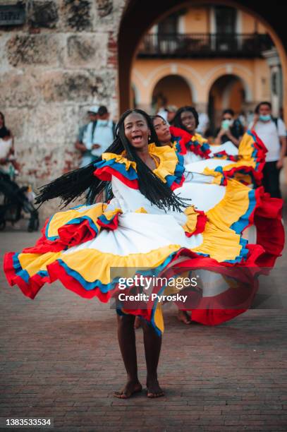 colombian dancers performing in the main street - colombian ethnicity stockfoto's en -beelden