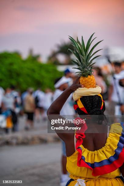 rear view of a palenquera selling fruit in cartagena - traditional colombian clothing 個照片及圖片檔