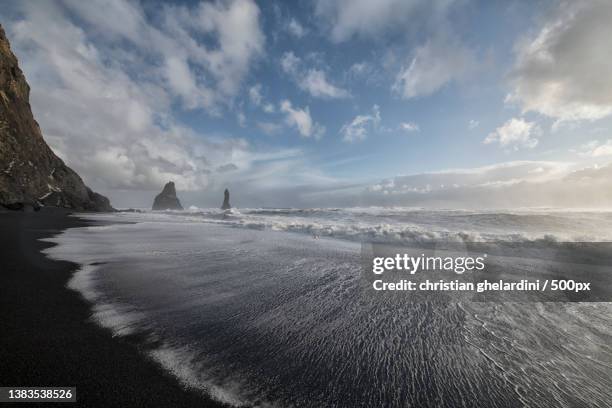 reynisfjara la spiaggia nera d islanda,scenic view of sea against sky - islanda fotografías e imágenes de stock