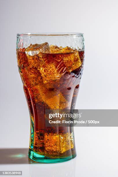 close-up of whiskey in glass against white background - coca cola photos et images de collection