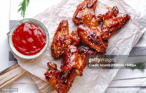 barbecue wings,high angle view of food on table,ukraine - ali di pollo fritte alla buffalo foto e immagini stock