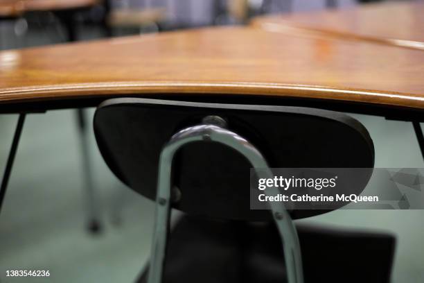 student chair & desk in classroom - table numbers stockfoto's en -beelden
