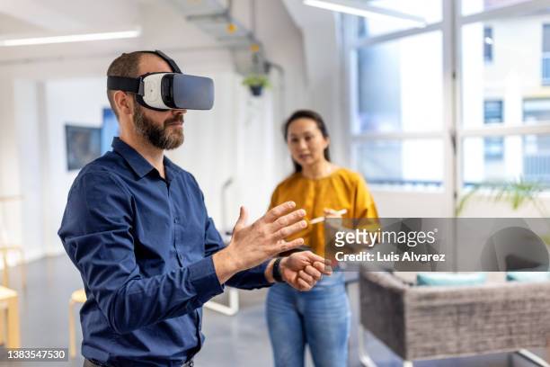 startup team working on virtual reality applications and games - virtual reality simulator - fotografias e filmes do acervo