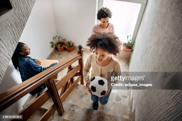 family moving home - the package tour stock pictures, royalty-free photos & images