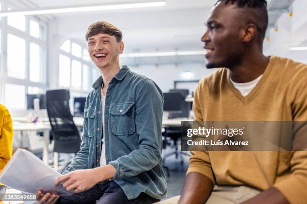 startup business people having meeting at work - happy colleagues doing team building activity imagens e fotografias de stock