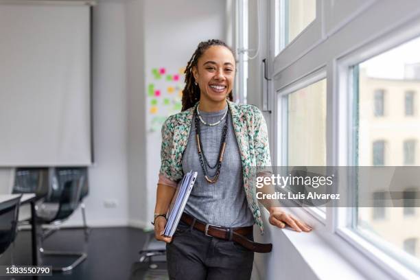 portrait of a confident young woman in casuals at work - collier et femme photos et images de collection