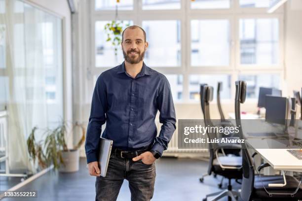 portrait of a confident mature businessman - portrait studio sourire corporate photos et images de collection